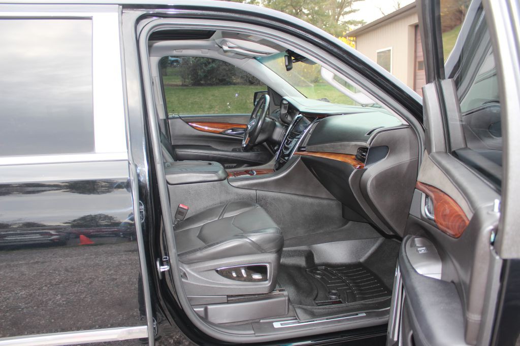 2015 Cadillac Escalade Image 17