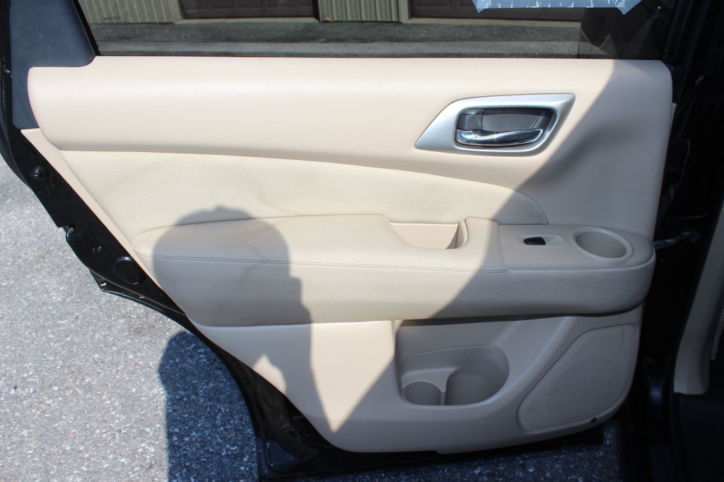 2017 Nissan Pathfinder Image 12