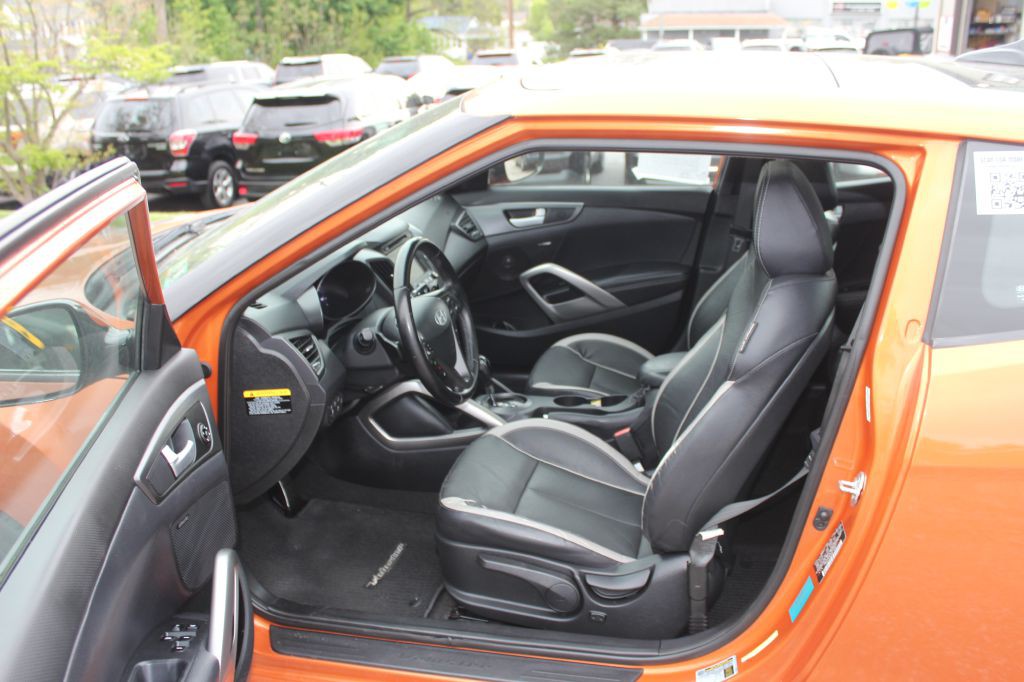 2015 Hyundai Veloster Image 9