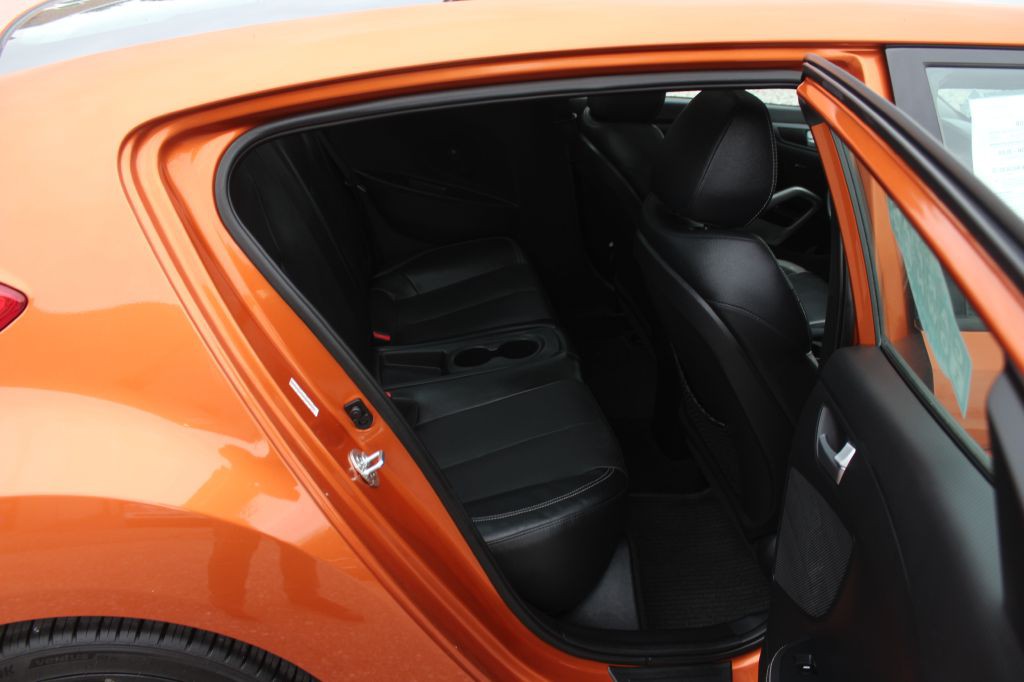 2015 Hyundai Veloster Image 12