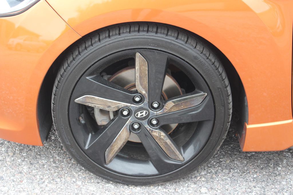 2015 Hyundai Veloster Image 24