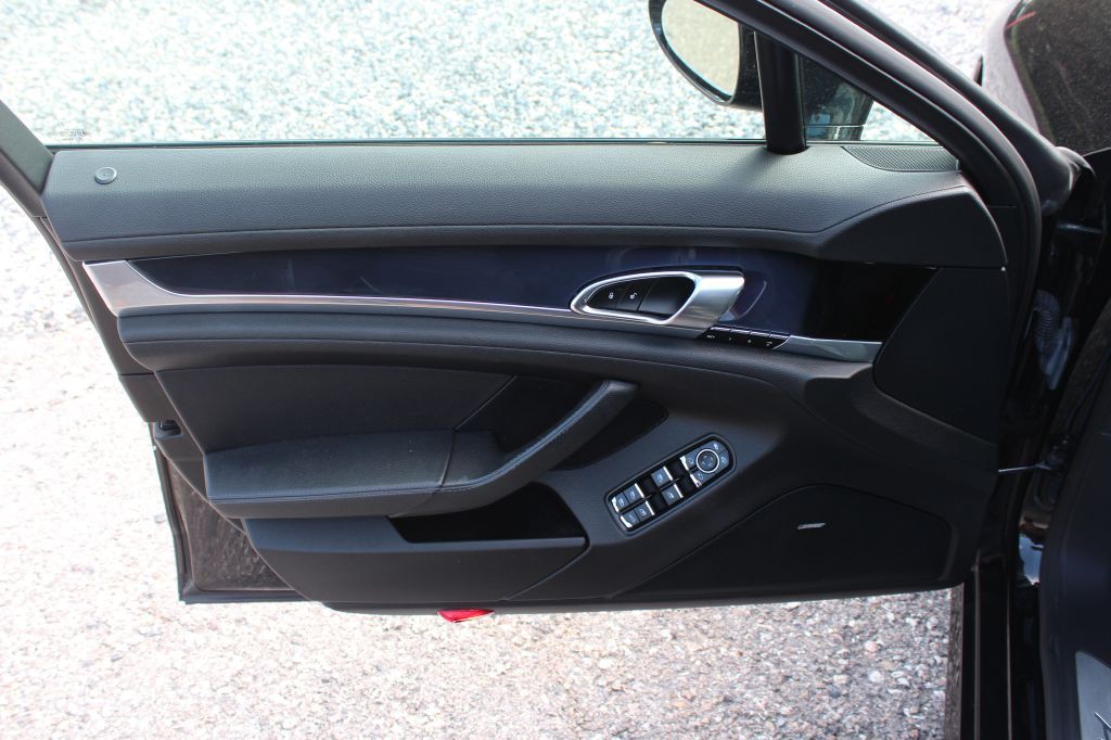 2014 Porsche Panamera Image 10