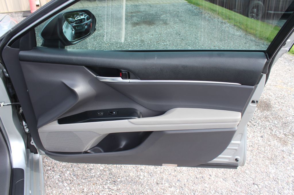 2018 Toyota Camry Image 17