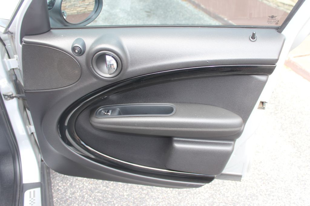 2014 MINI Cooper Image 17