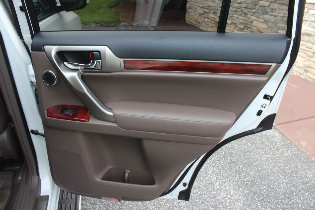 2013 Lexus GX Image 16