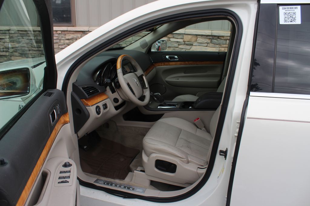 2012 Lincoln MKT Image 9