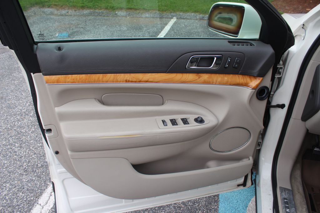 2012 Lincoln MKT Image 10