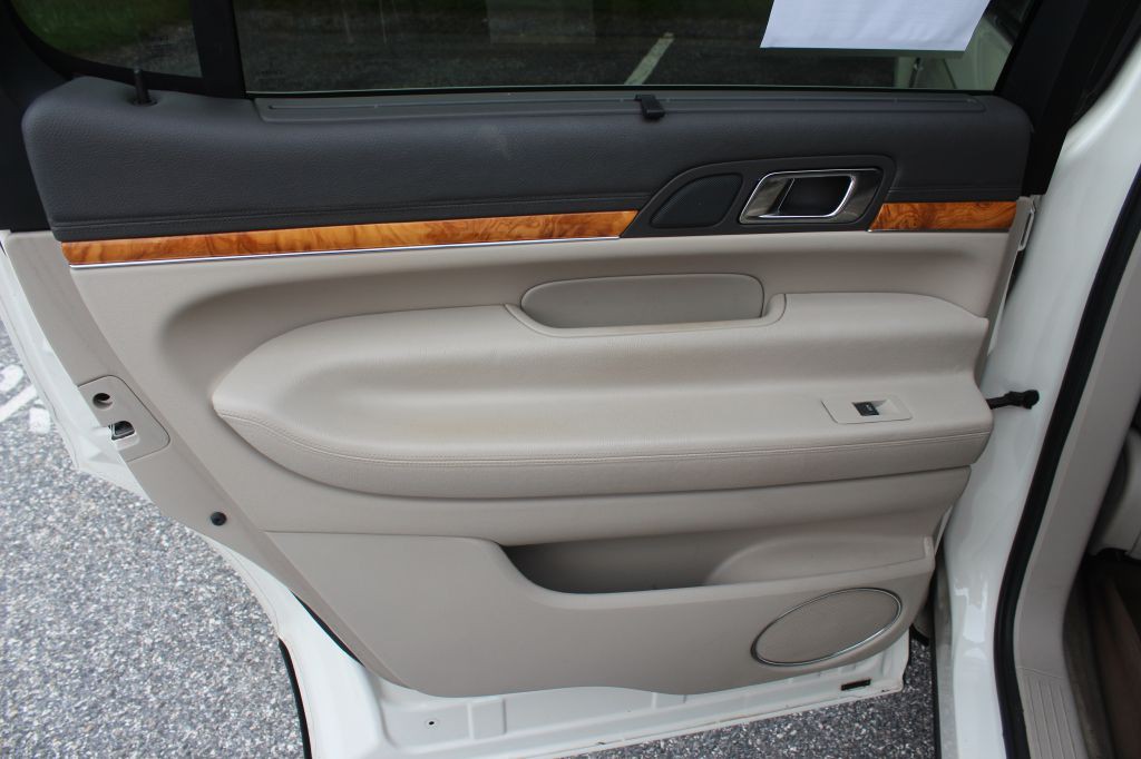 2012 Lincoln MKT Image 12