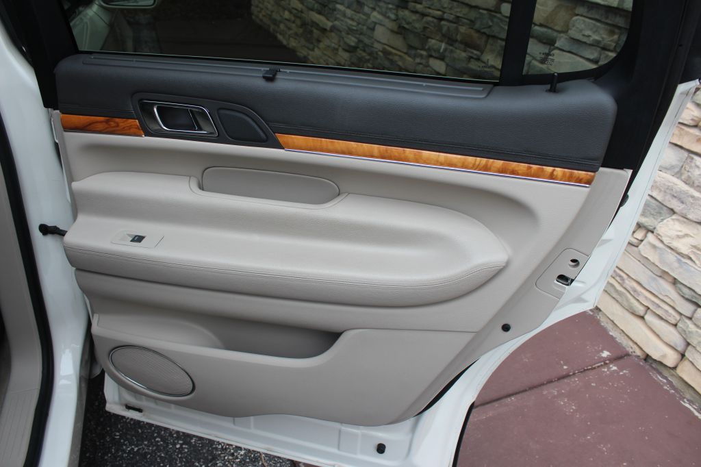 2012 Lincoln MKT Image 15