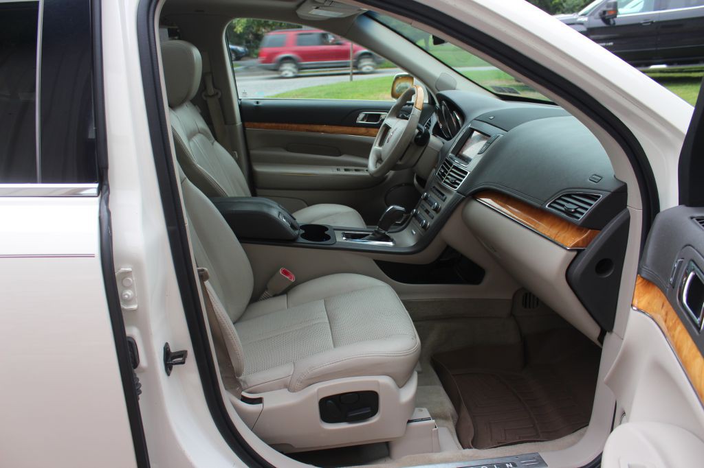 2012 Lincoln MKT Image 16