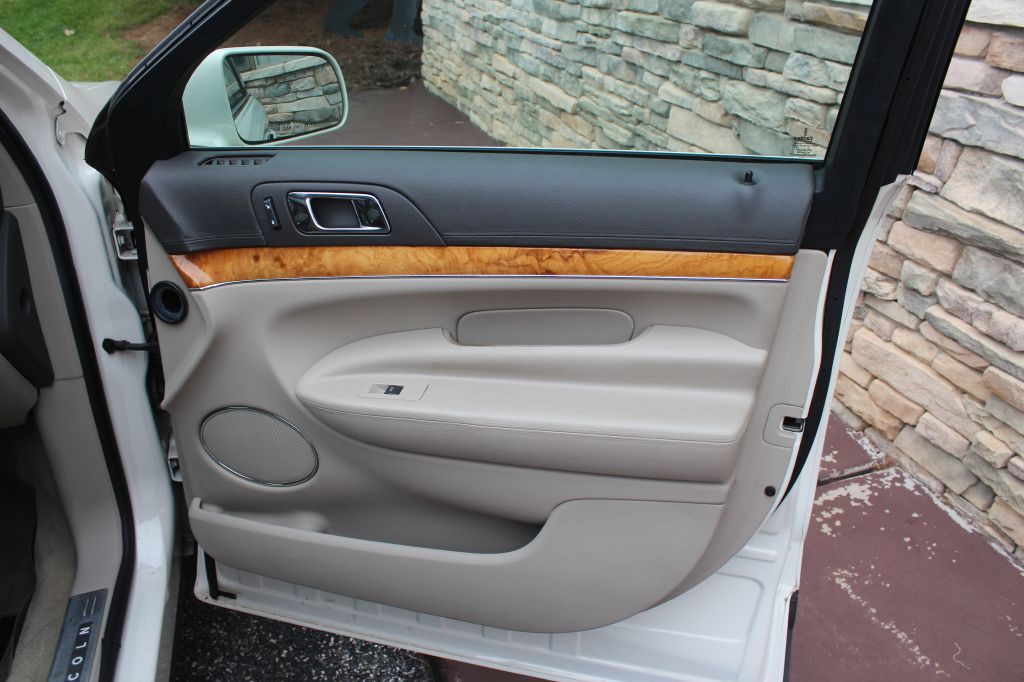 2012 Lincoln MKT Image 17