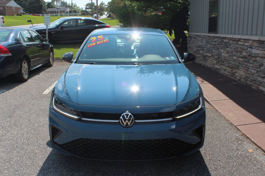 2025 Volkswagen Jetta Image 2
