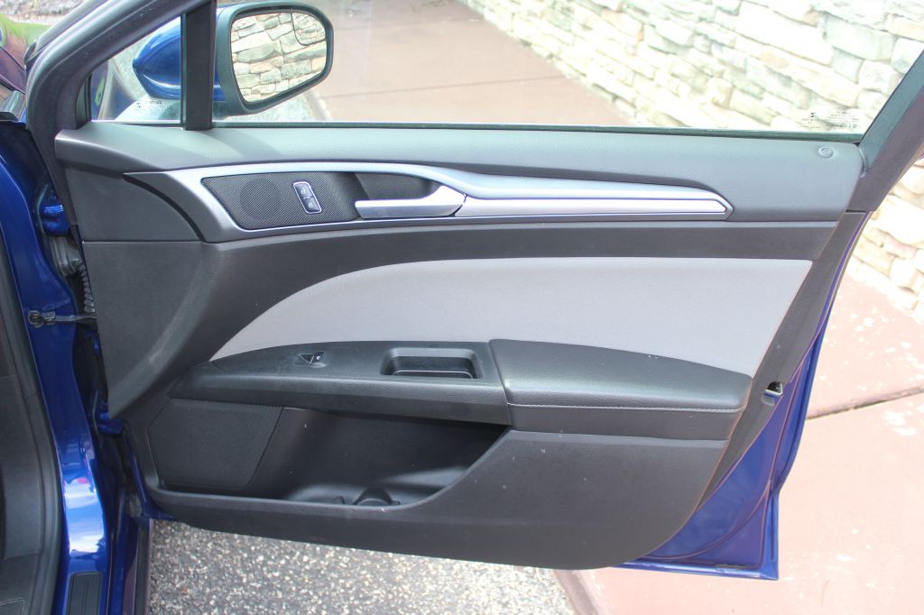 2016 Ford Fusion Image 17