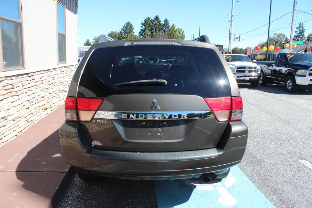 2011 Mitsubishi Endeavor Image 6
