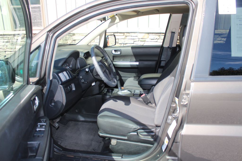 2011 Mitsubishi Endeavor Image 9