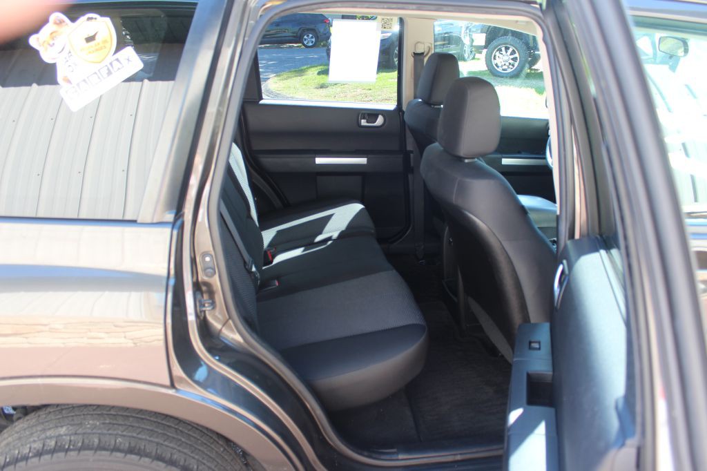 2011 Mitsubishi Endeavor Image 14