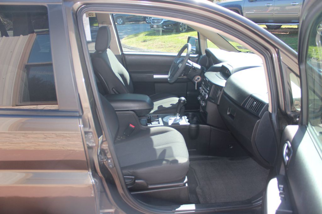 2011 Mitsubishi Endeavor Image 16