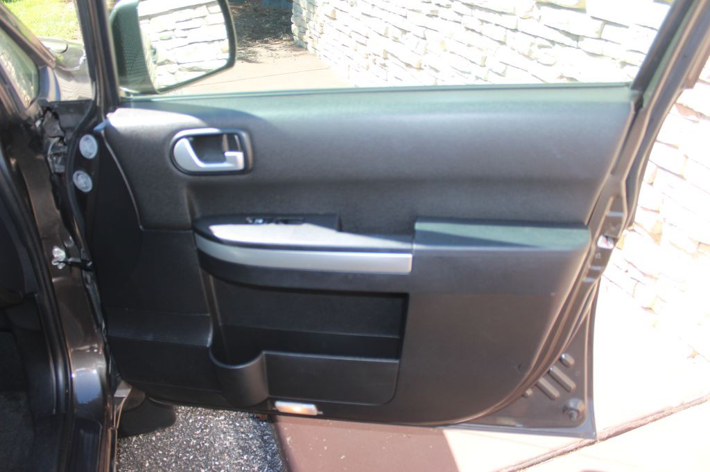 2011 Mitsubishi Endeavor Image 17