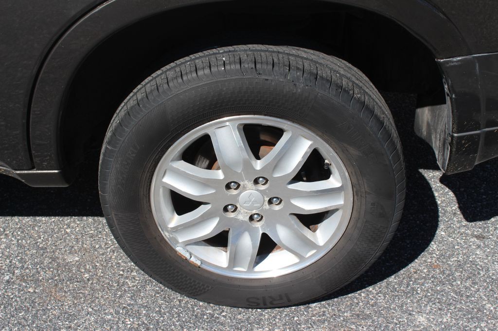 2011 Mitsubishi Endeavor Image 24