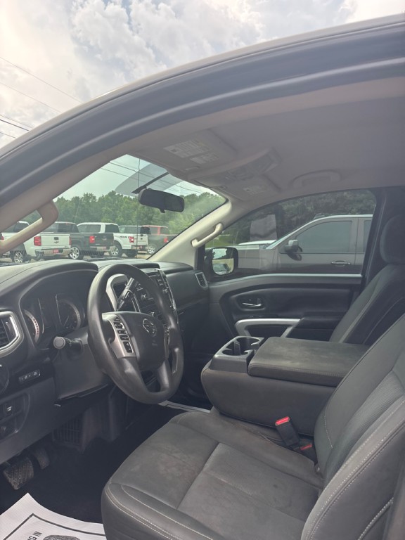 2017 Nissan Titan Image 1