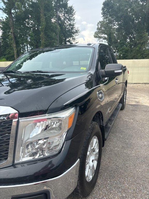 2017 Nissan Titan Image 2