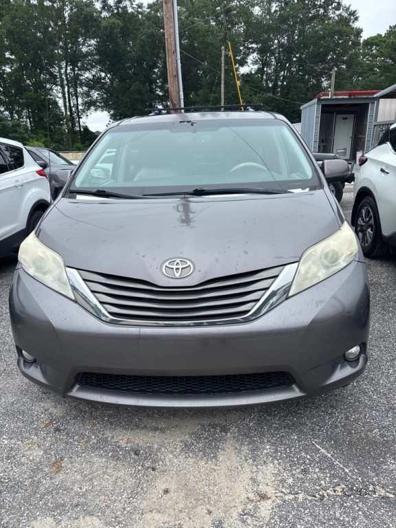 2014 Toyota Sienna Image 1