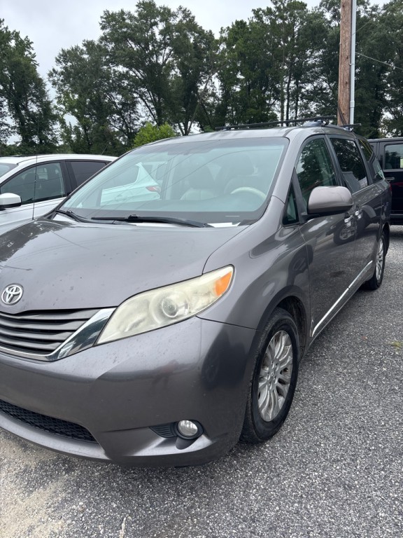 2014 Toyota Sienna Image 2
