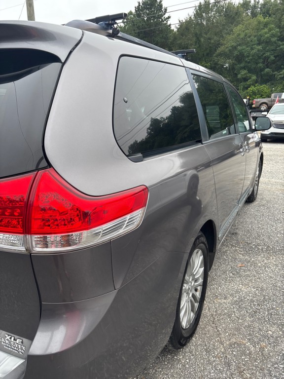 2014 Toyota Sienna Image 4