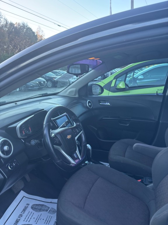 2017 Chevrolet Sonic Image 3