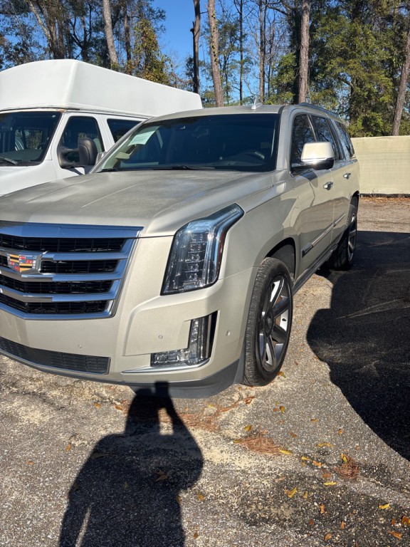 2017 Cadillac Escalade Image 2