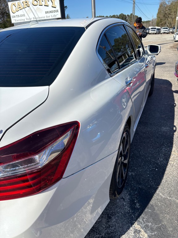 2017 Honda Accord Image 4