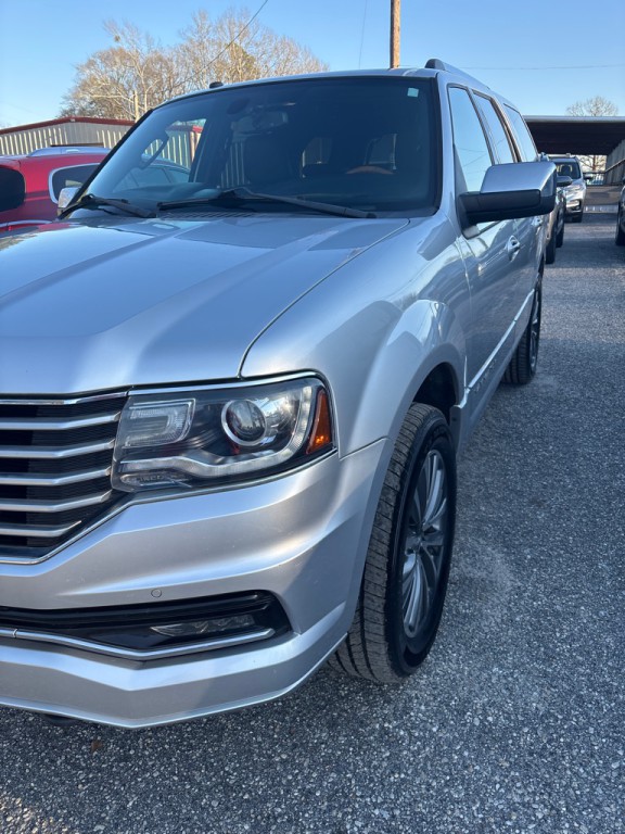 2017 Lincoln Navigator Image 2