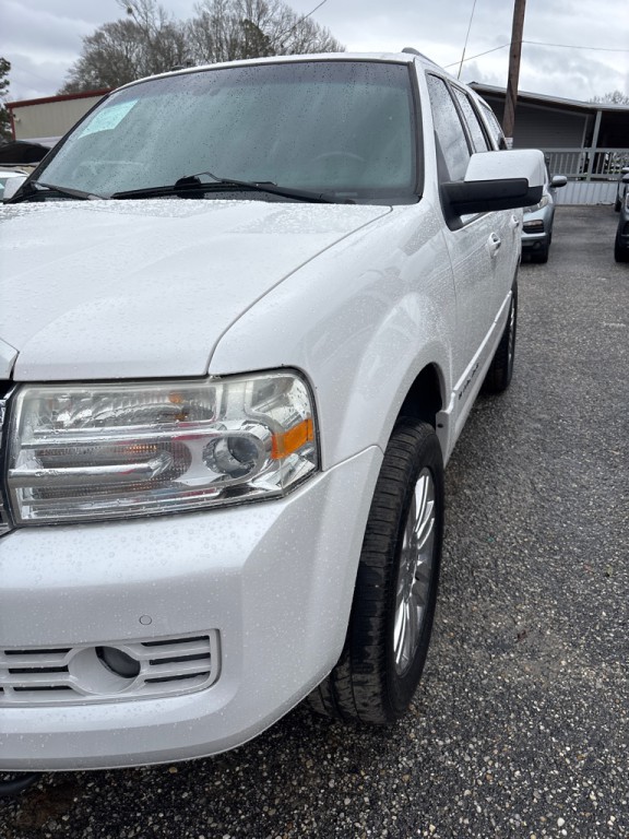 2011 Lincoln Navigator Image 2