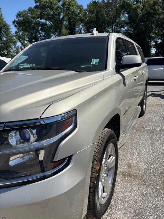 2016 Chevrolet Suburban Image 2