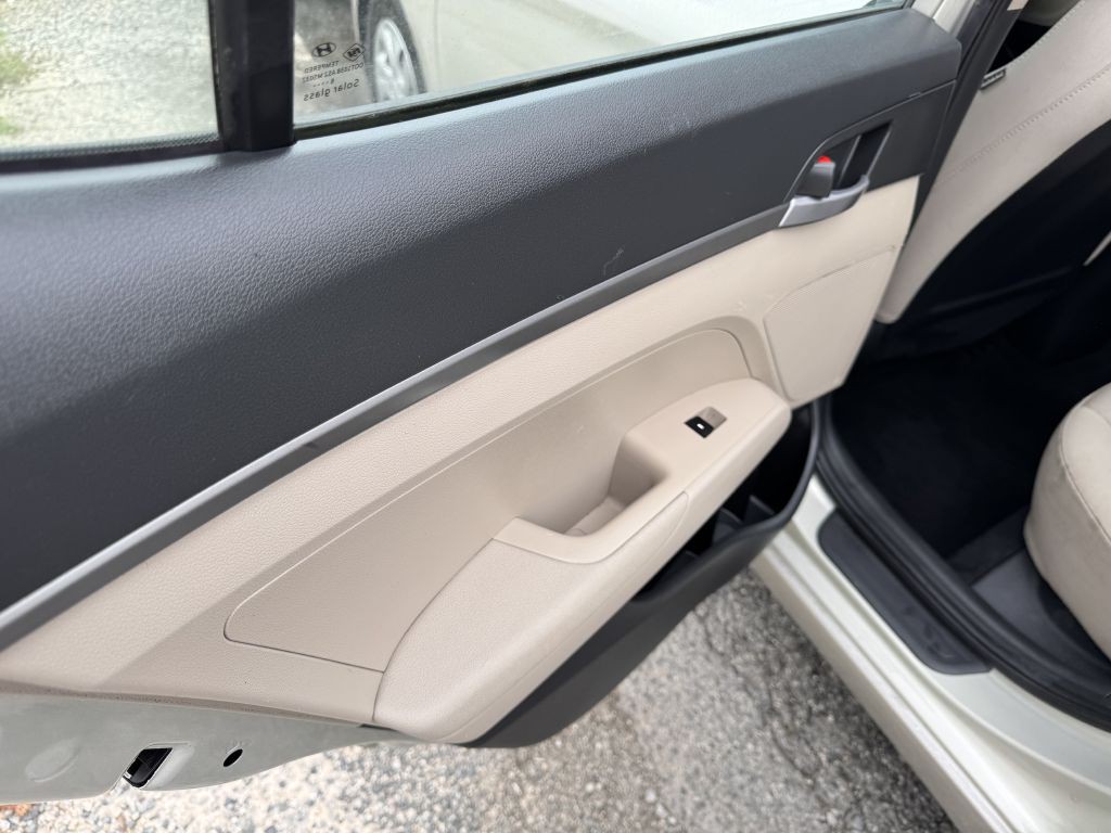 2017 Hyundai Elantra Image 11