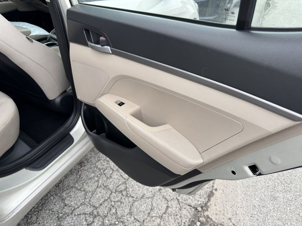 2017 Hyundai Elantra Image 11
