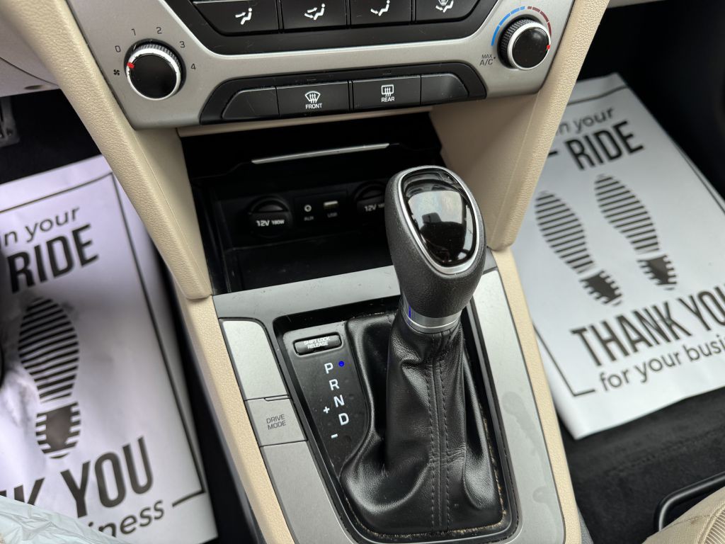 2017 Hyundai Elantra Image 16