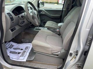 2011 Nissan Frontier Image 2