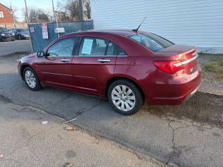 2013 Chrysler 200 Image 16