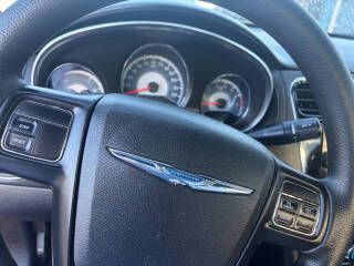 2013 Chrysler 200 Image 17