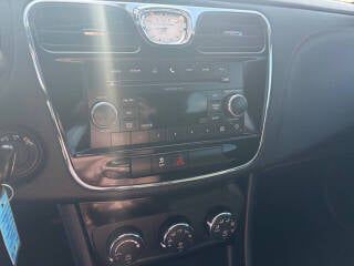 2011 Chrysler 200 Image 8