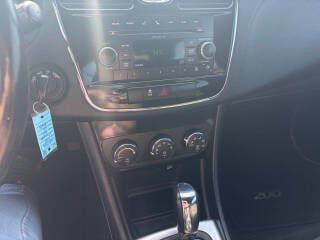 2011 Chrysler 200 Image 10