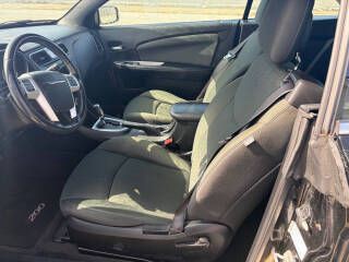 2011 Chrysler 200 Image 16