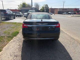 2011 Chrysler 200 Image 17