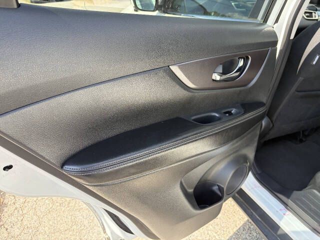 2016 Nissan Rogue Image 24