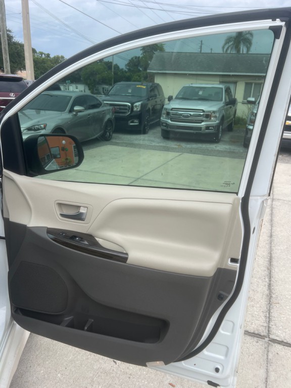 2019 Toyota Sienna Image 20