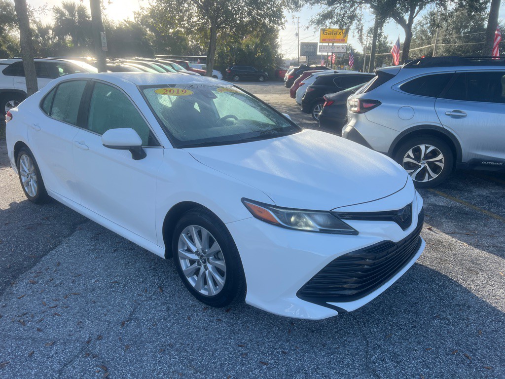 2019 Toyota Camry Image 3