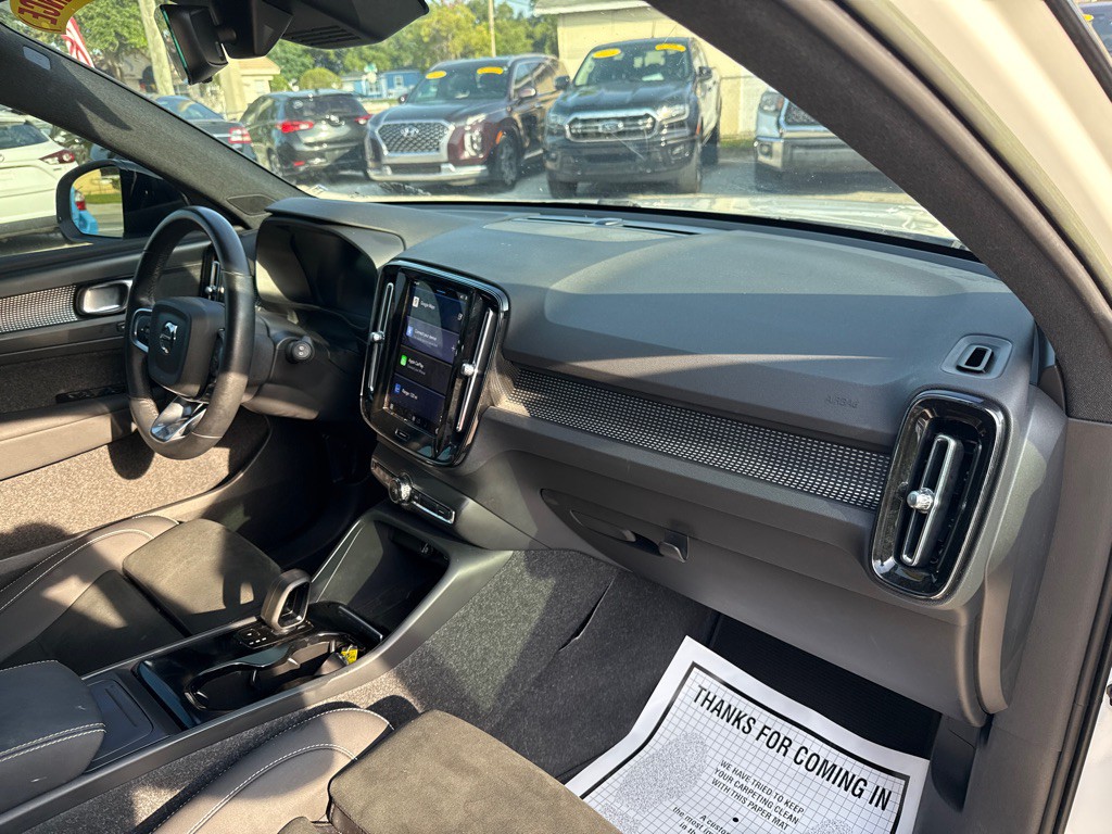 2022 Volvo XC40 Image 8