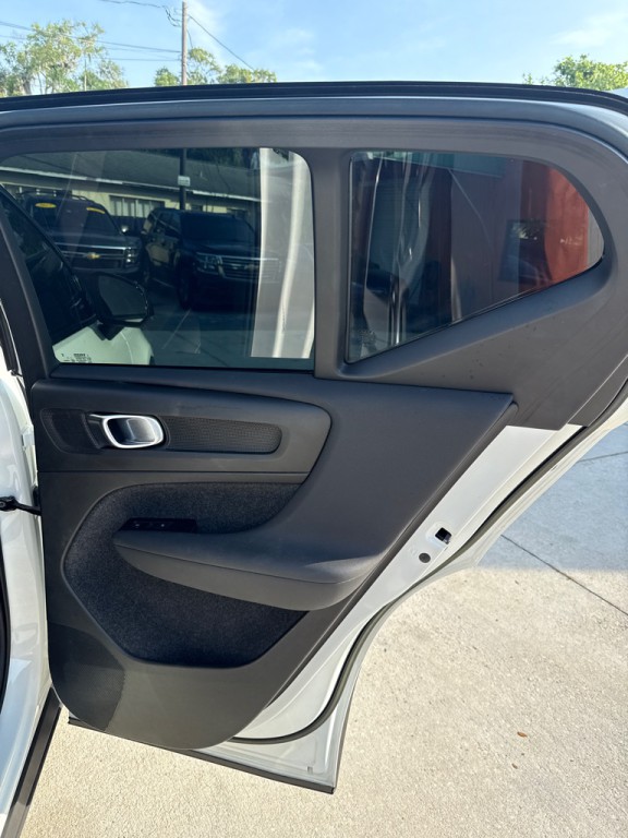 2022 Volvo XC40 Image 9