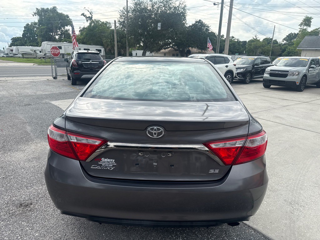2016 Toyota Camry Image 16